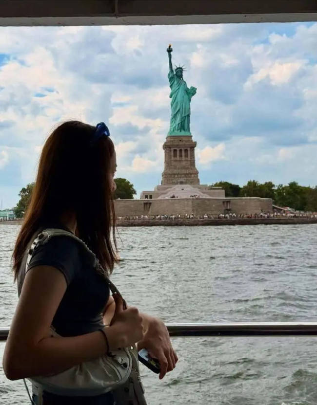 14岁的NeiNei展示健身成果 穿搭随性充满健康美