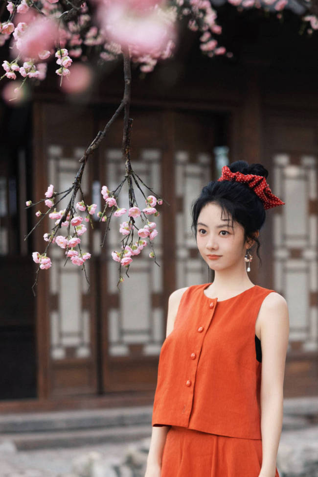 谭松韵穿红色连衣裙俏皮可爱 眼神明亮气质温婉