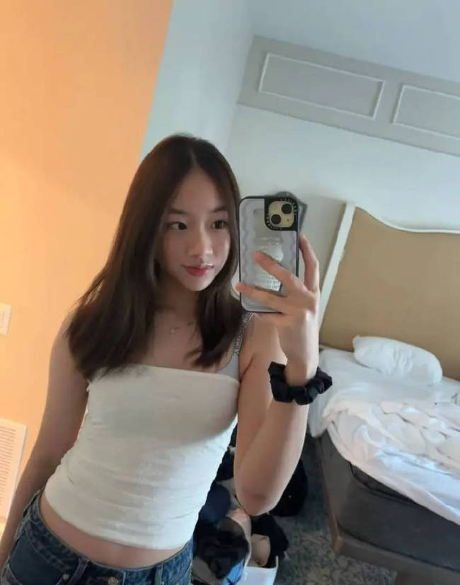 14岁的NeiNei展示健身成果 穿搭随性充满健康美