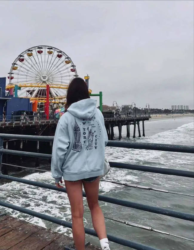 14岁的NeiNei展示健身成果 穿搭随性充满健康美