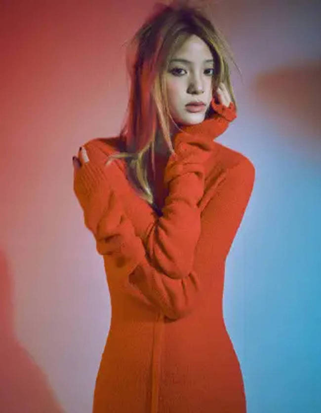 欧阳娜娜红色毛衣眼神温柔 妆容自然展现独特魅力