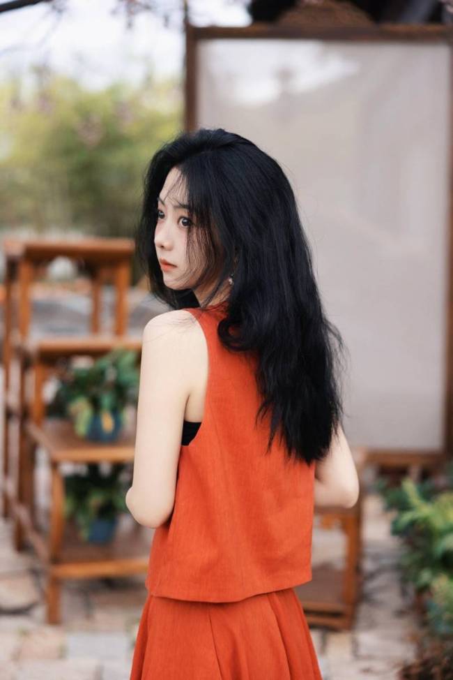 谭松韵穿红色连衣裙俏皮可爱 眼神明亮气质温婉