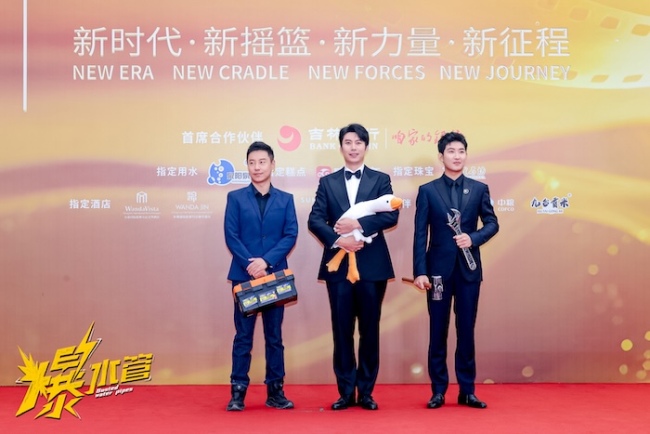 犯罪喜剧《爆水管》曝概念海报“几路人马狭路相疯”，彭于晏反差演绎“卷王警察”