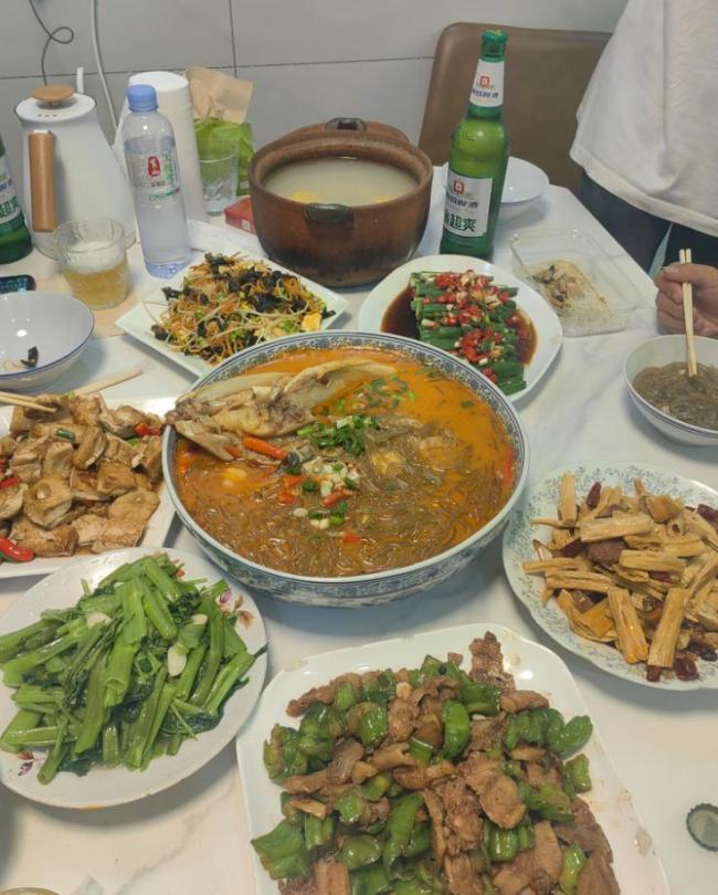 男子钓到超大鱼骑电动车满街“晒快乐” 绕城5小时炫耀