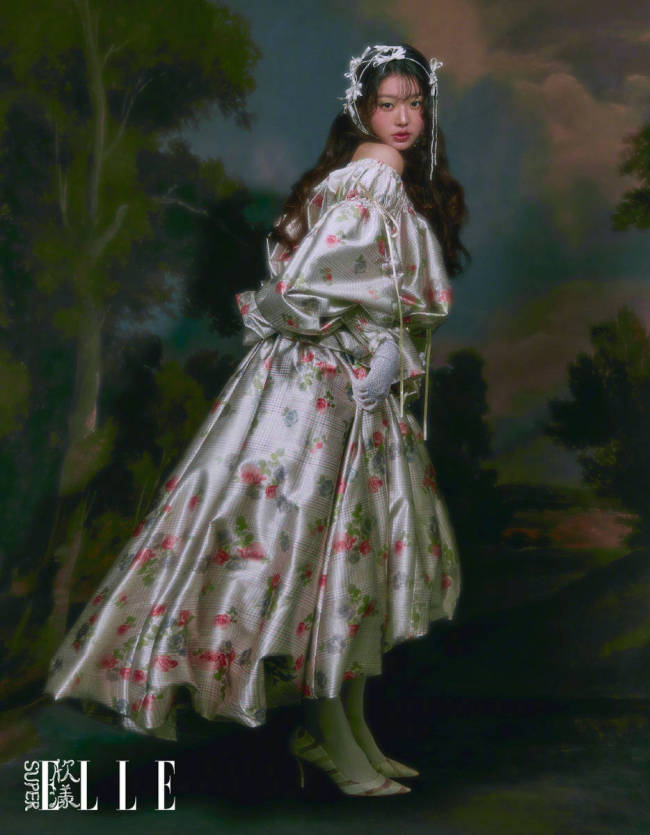 张元英穿相沿长裙体态优雅 表情娇俏似油画中青娥