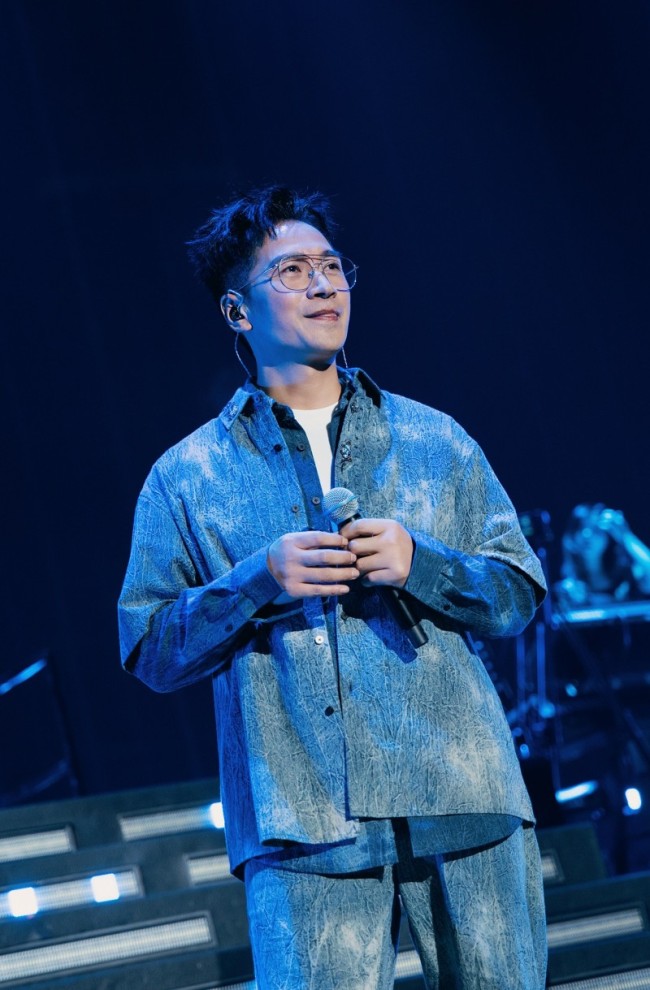 何晟铭亮相上海演唱会人气爆棚 粉丝热情见证高国民度