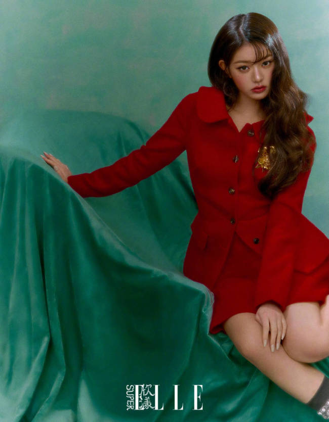 张元英穿相沿长裙体态优雅 表情娇俏似油画中青娥