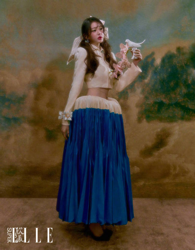 张元英穿相沿长裙体态优雅 表情娇俏似油画中青娥