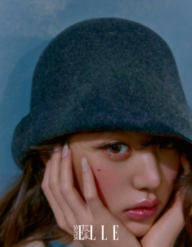 张元英穿相沿长裙体态优雅 表情娇俏似油画中青娥