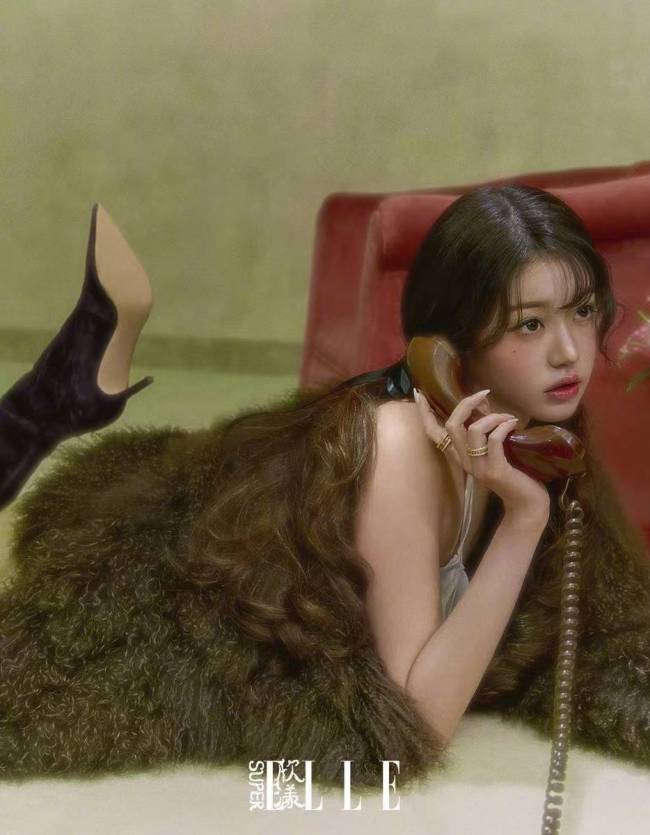 张元英穿相沿长裙体态优雅 表情娇俏似油画中青娥