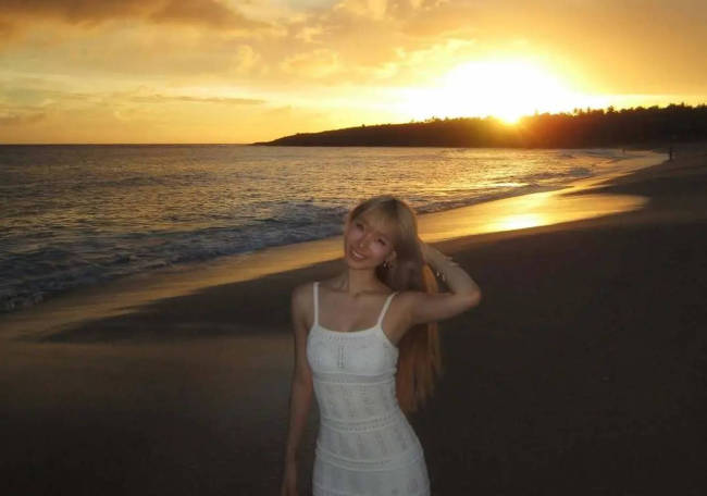 小S大女儿更新海边美照！秒变金发辣妹大长腿吸睛