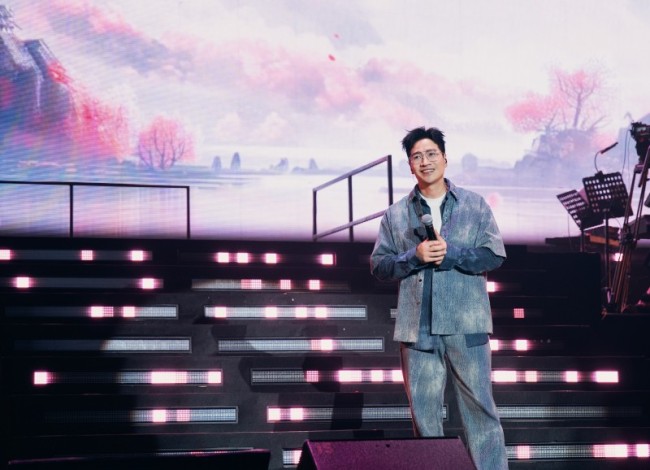 何晟铭亮相上海演唱会人气爆棚 粉丝热情见证高国民度