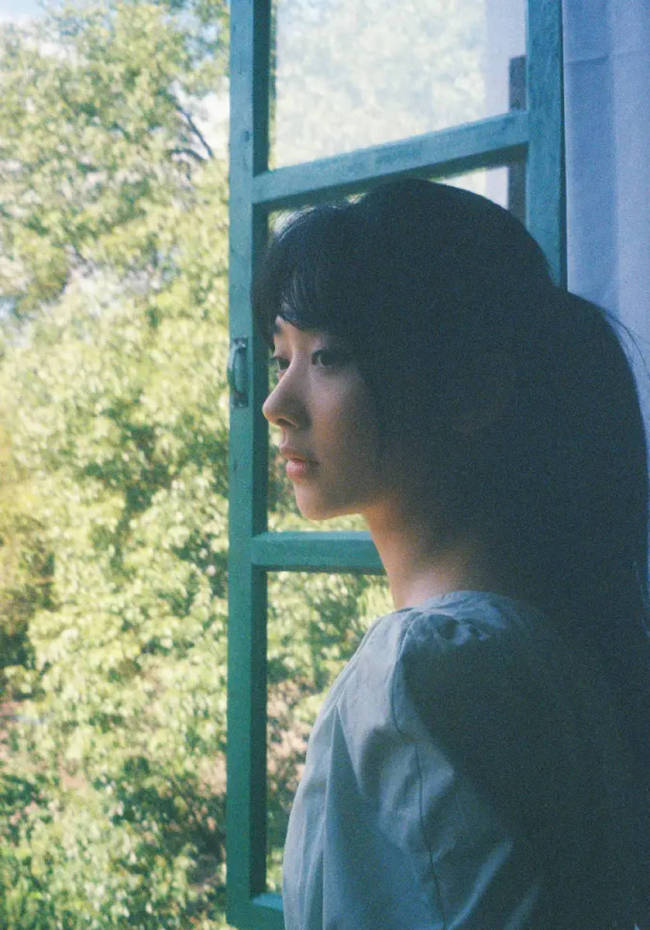 王影璐马尾辫青春阳光 穿格子衬衫站窗边氛围感足