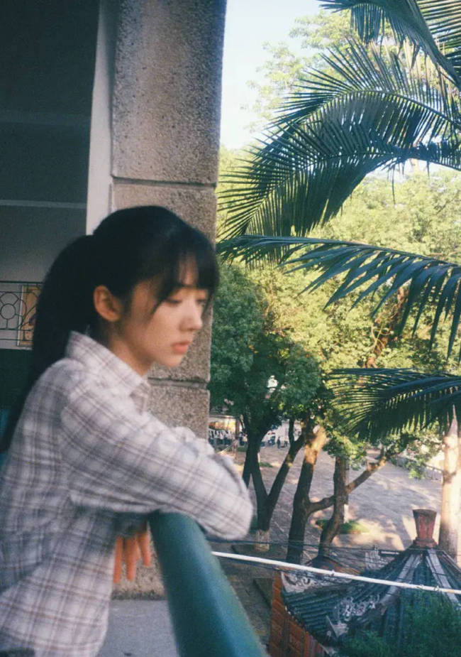 王影璐马尾辫青春阳光 穿格子衬衫站窗边氛围感足