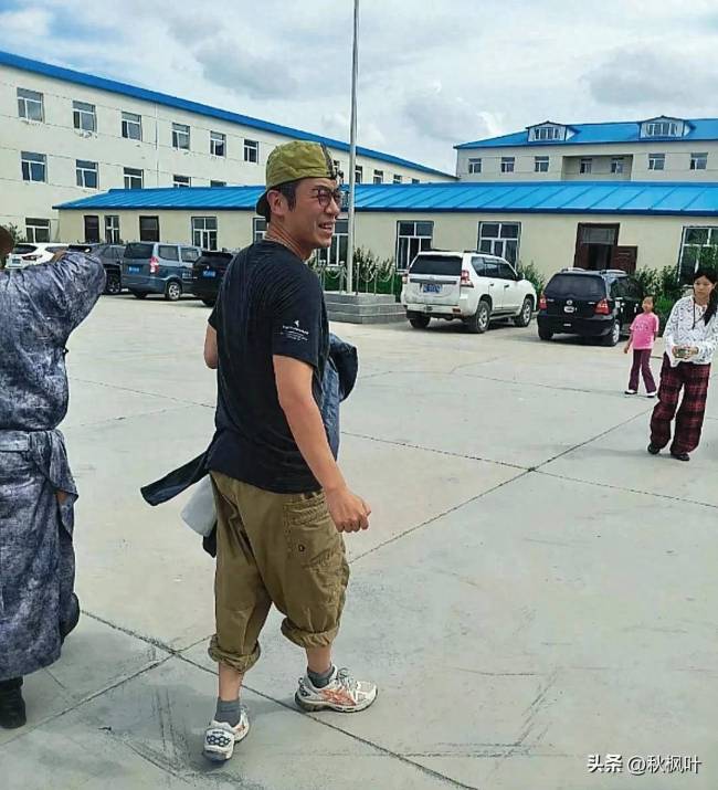 42岁朱亚文在内蒙古被偶遇，他打扮休闲，身高五五分，沧桑了许多