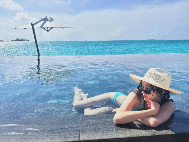 关晓彤INS更新海边度假美照 穿性感泳衣秀曲线身材