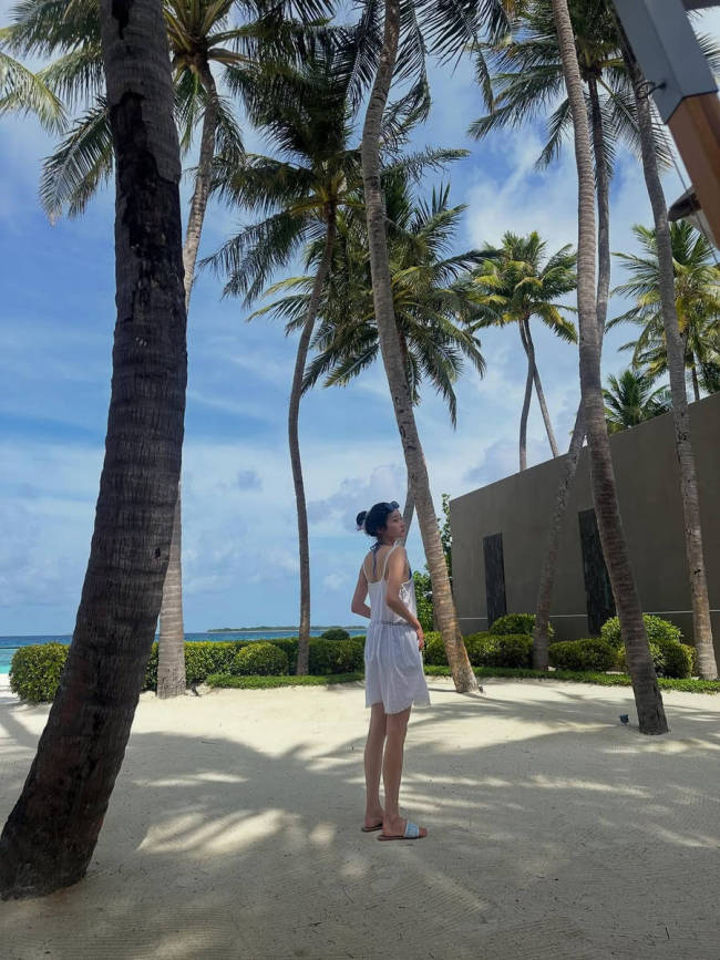 关晓彤INS更新海边度假美照 穿性感泳衣秀曲线身材