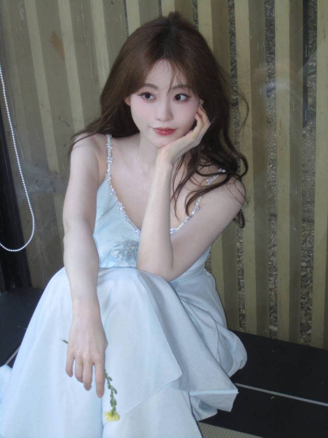 祝绪丹穿吊带尽显纯欲诱惑 嘟嘴回眸娇憨灵动