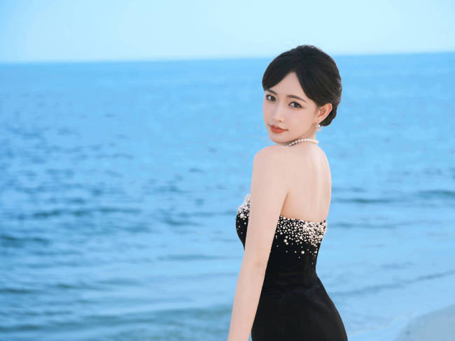 程潇抹胸裙海边回眸 性感慵懒宛如盛开的黑色玫瑰