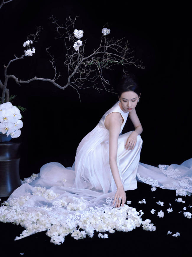 陈都灵穿白色长裙清纯灵动 表情懵懂宛如林间小鹿