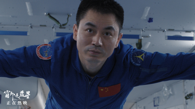 豆瓣8.6高分认证！《窗外是蓝星》以极致真实定义年度银幕奇迹