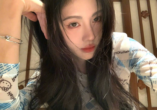鞠婧祎穿卡其吊带裙身材纤细 发丝微乱纯欲感十足