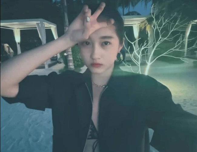 关晓彤INS更新比基尼美照！下海潜水修长美腿吸睛