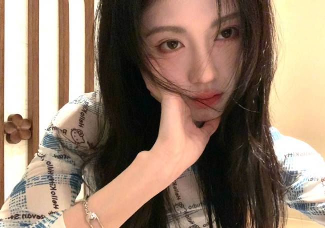 鞠婧祎穿卡其吊带裙身材纤细 发丝微乱纯欲感十足