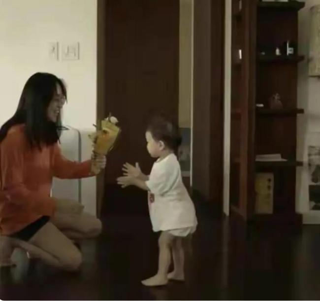 楊祐寧官宣三胎出生，寶寶正面照曝光好可愛(ài)，大手拉小手幸福滿溢 家庭成員再添新丁