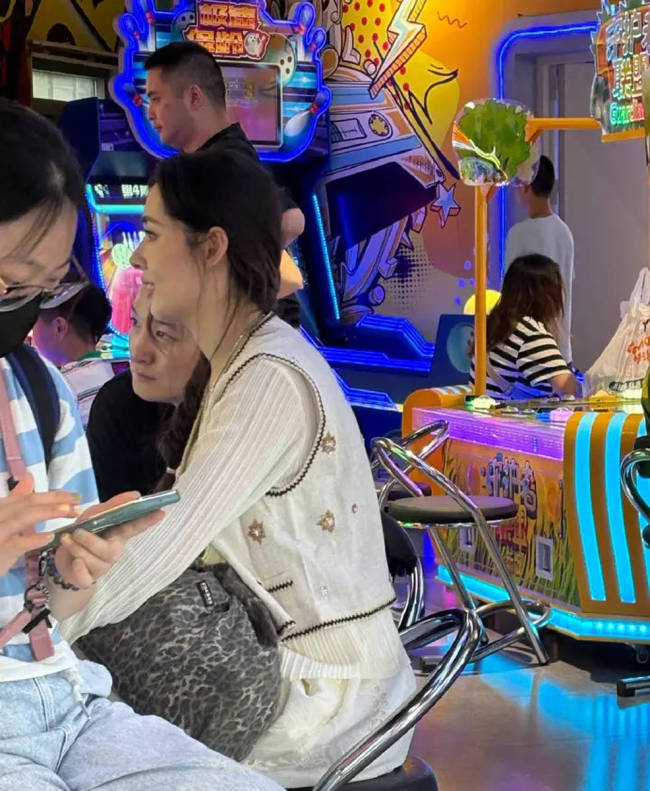 郭碧婷现身电玩城玩游戏 皮肤皑皑气质轻佻