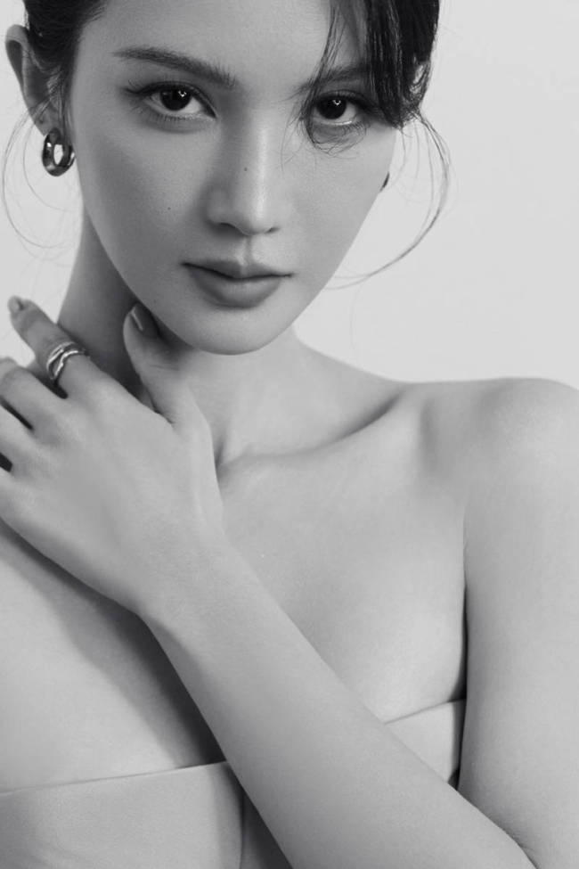 金晨穿浅绿色抹胸搭配盘发造型 身材纤细气质温婉