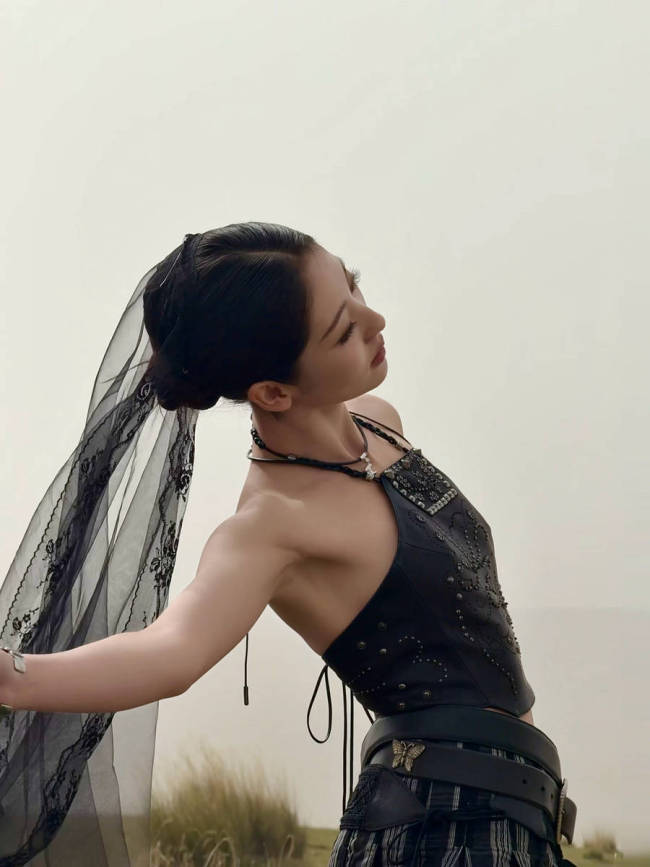 邢菲穿长裙站在草原好自由 化身牛仔女郎又酷又甜