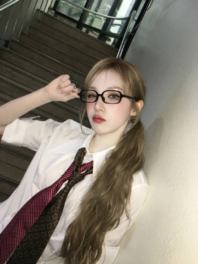 宋雨琦分享复古辣妹风美照 甜酷可爱气场全开