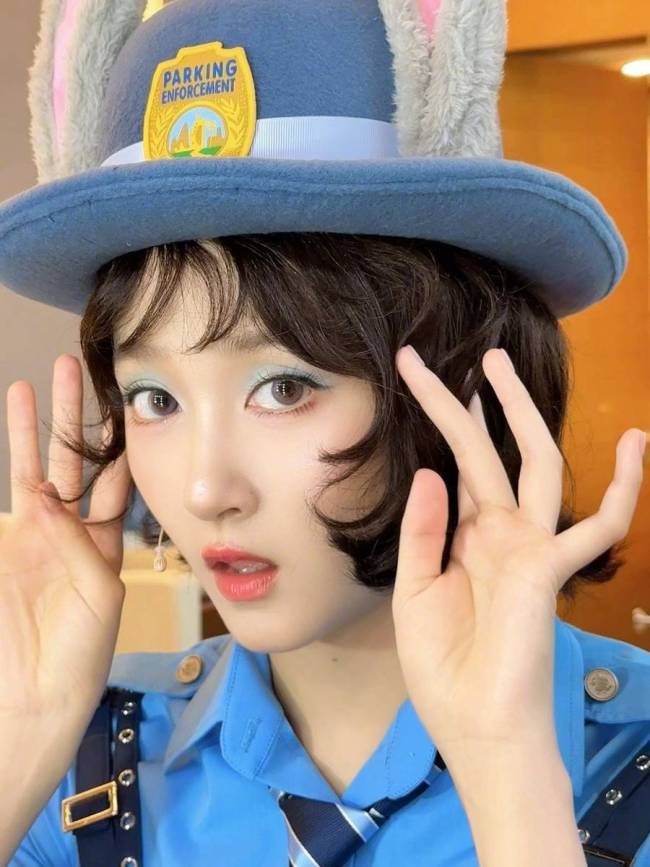 关晓彤cos兔子警官朱迪 对镜头甜笑wink俏皮又可爱