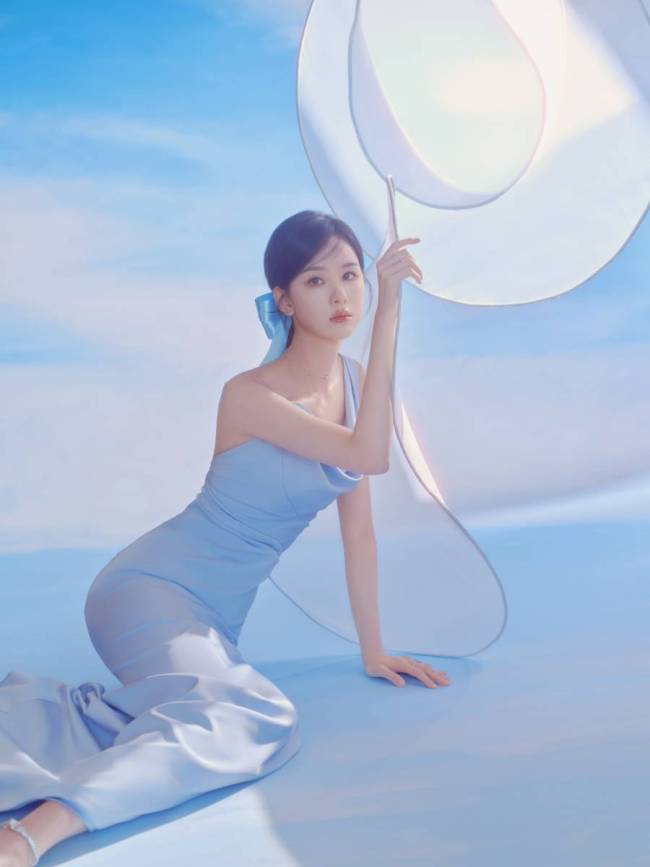 陈都灵穿淡蓝缎面长裙 戴大蝴蝶结发饰姿态娇俏