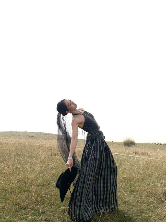 邢菲穿长裙站在草原好自由 化身牛仔女郎又酷又甜