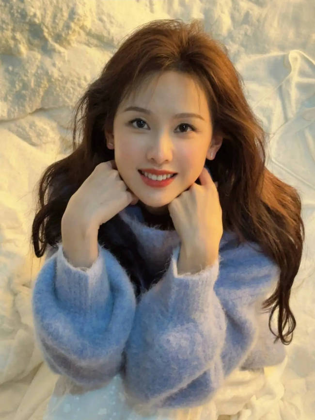 陈皆灵穿蓝色毛衣和煦灵动 雪中抬眸尽显可人