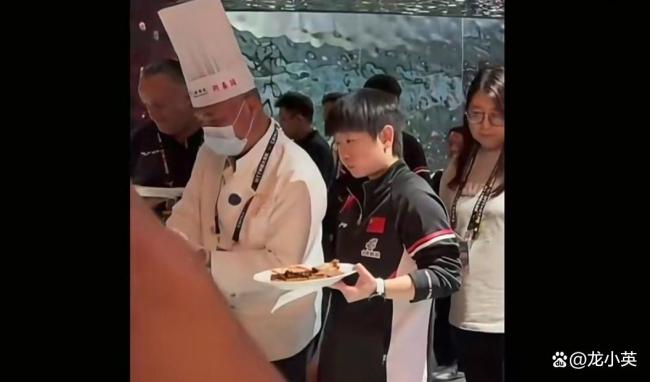 孙颖莎欢迎晚宴上抢烤鸭，两大盘食物拿不停 赛后放松享美食