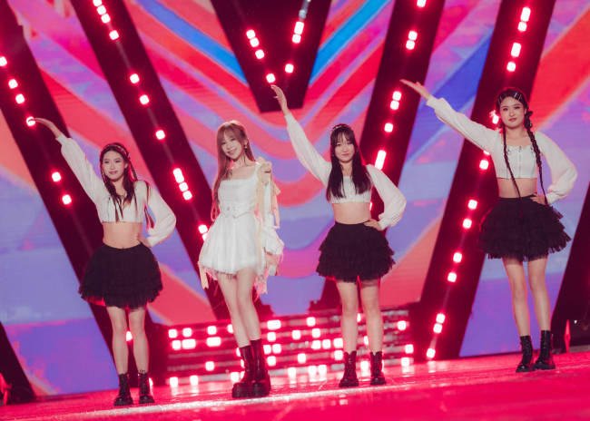 王心凌最新露天舞台照曝光！淋雨唱歌舞蹈元气满满