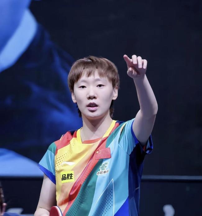 王曼昱6次手指闪光灯！何卓佳被干扰到发不出球，现场观众喊破音 文明观赛再引热议