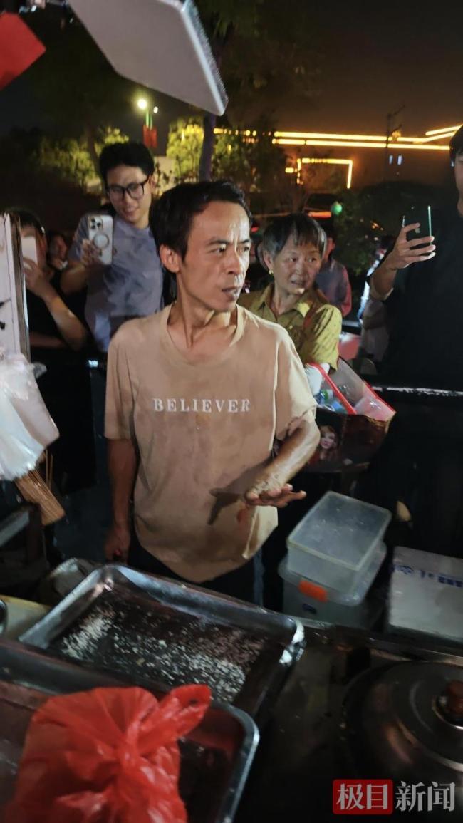 顾客为合影将鸡排哥堵在墙角 热情粉丝引发小混乱