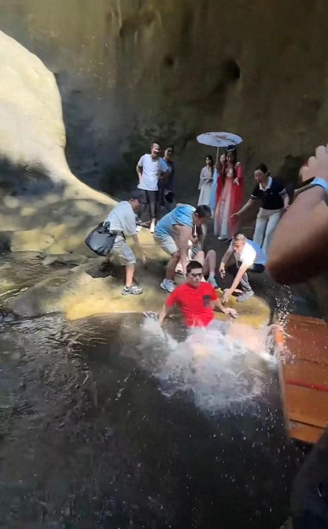 著名景点张继科落水处 非开放区域引争议