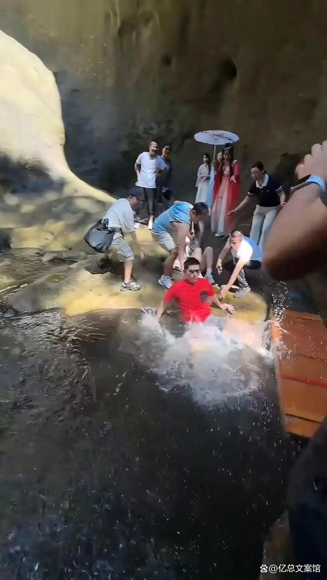 张继科景区落水：被人一脚踹下去的