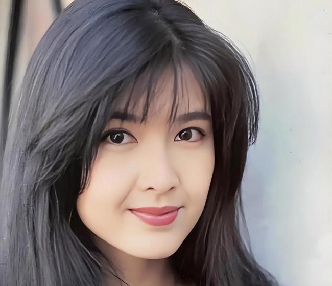 王晶曝周慧敏的肌肉非常软 玉女私下反差大