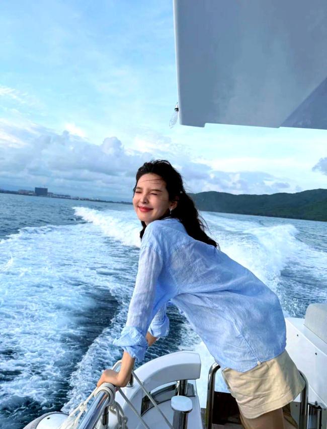 章若楠浴袍游艇合照 松弛感穿搭典范