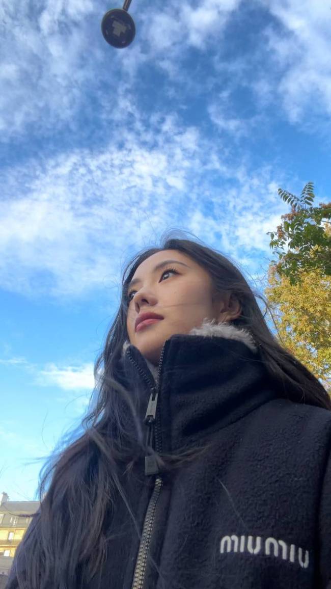 刘浩存穿灰色毛衣眼神温柔 长发披肩氛围感拉满