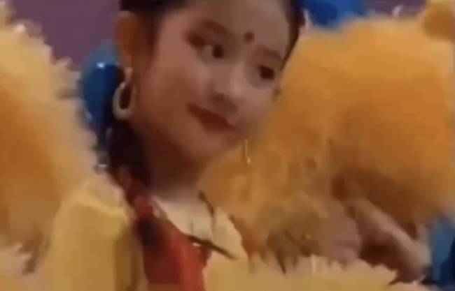 刘亦菲童年照流出 穿粉色公主裙梳麻花辫笑容甜美