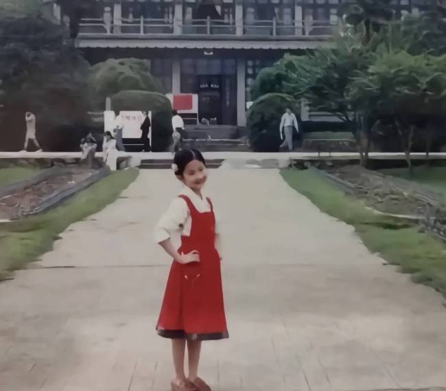 刘亦菲童年照流出 穿粉色公主裙梳麻花辫笑容甜美