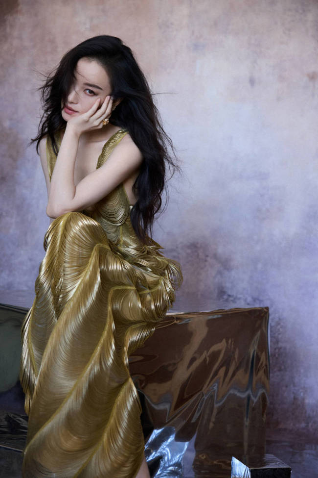 倪妮穿金色深V长裙美艳魅惑 锁骨诱人曲线曼妙