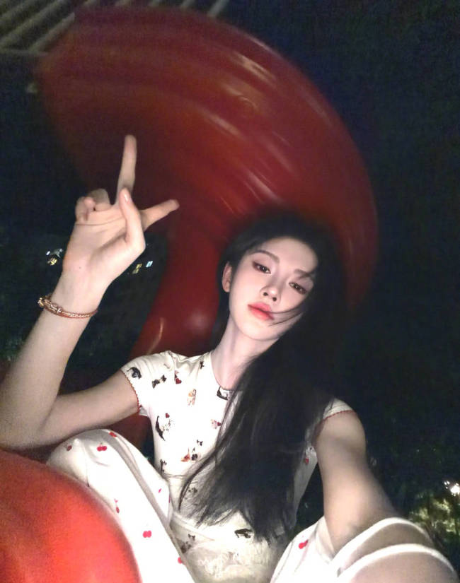 鞠婧祎晒平日随拍清纯温婉 回眸含笑仙女感悉数